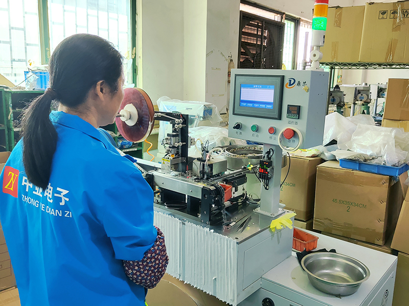 撥動開關在智（zhì）能汽車中的革新（xīn）應用（yòng）：安全、智能與體驗的全麵進化